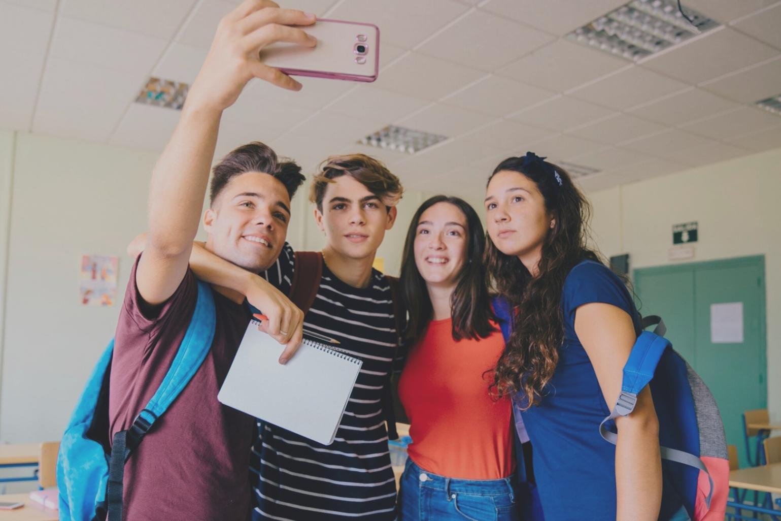 Étudiants travaillant ensemble sur des analyses financières